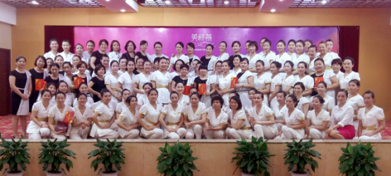 長(zhǎng)沙千人同臺(tái)PK美容技能 齊祝職教老師節(jié)日快樂